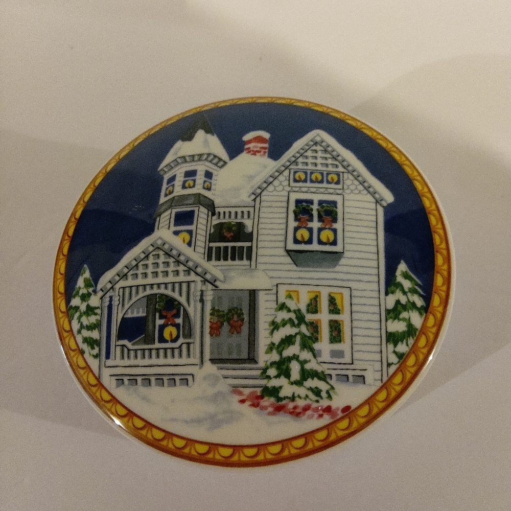 "Victorian Holiday" /Covered Trinket Box, Candy Dish..(HK508 / 683)By Mikasa